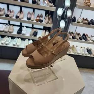 [ELCANTO]엘칸토 HC10 초경량발편한통굽6cm베이지 여성양가죽쿠션업컴포트초경량웨지샌들 (S49189605)