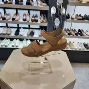 [엘칸토]엘칸토 HC10 여성소가죽베이지통굽샌들 LCWW92U62635 (49190098)