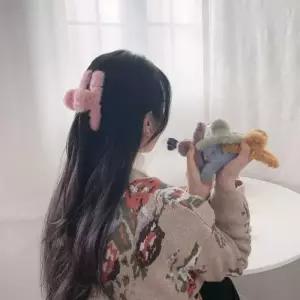 [옷자락]여자 부드러운 보송 인조퍼 꼬임 헤어 집게핀