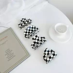 [옷자락]여자 데일리룩 체커보드 체크무늬 포인트 올림머리 헤어 집게핀