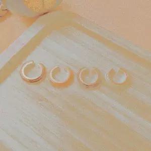 [옷자락]여자 트렌디 아크릴 금장 라인 이어커프 귀찌