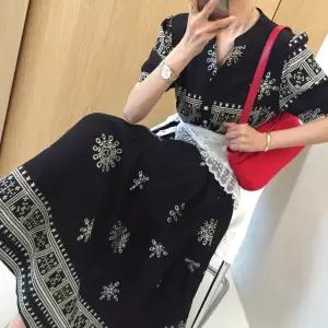 달빛 에스닉 자수 패턴 슬릿 브이넥 허리끈 세트 A라인 플레어 롱 반팔원피스 (2color)