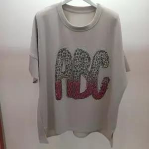 Latium HC06 루즈핏 품넉넉한 비즈 알파벳 언발 라운드 가오리 반팔 티셔츠 T2623ts1