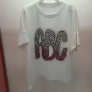 Latium HC06 루즈핏 품넉넉한 비즈 알파벳 언발 라운드 가오리 반팔 티셔츠 T2623ts1