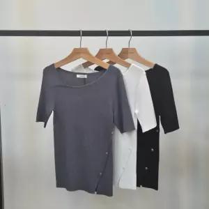 쉬즈미스 사선 보트넥 하프 슬림 실루엣니트 26년 여름 Q222320