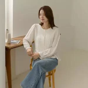 [66-110] 데가 펀칭 핀턱 플레어 블라우스