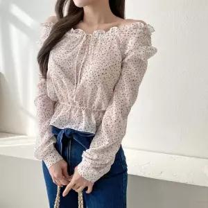 [다잇템]여자 허리밴드 시폰 볼드숄더 프릴넥 나염 블라우스