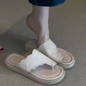 원더맨 여성용 여름 데일리룩 신발 웨지힐 샌들 헤어 슬림핏 슬리퍼 겉에 웨지 밀짚 통굽송편 바닥 일자 KU