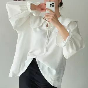 [옷자락]여자 봄 하객룩 세라카라 리본 프릴 퍼프 블라우스