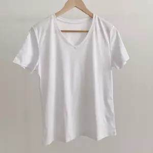 화이트 브이넥 기본 반팔티
