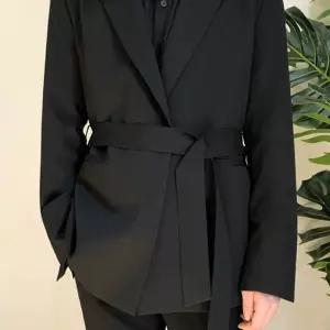 하프코트 벨트 블 얼 오버핏 블랙 트렌디