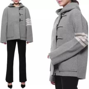 [롯데백화점]톰브라운 23FW 여성 사선 스트라이프 더플 숏 코트 FKJ087A Y1019 055 23F