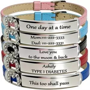 A-Z 라인스톤 이니셜 참과 커스텀 명판 ID 손목밴드가 있는 KBNSUIAN 맞춤형 가죽 팔찌 청소년용 이름