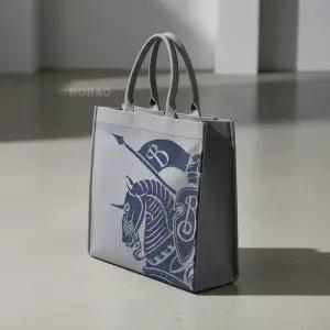 [버버리]남성 미디엄 EKD 캔버스 토트벡8080749 ML SQUARE TOTE GBB B7323