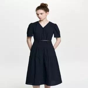 헤지스 여성 26SS [ONLINE EXCLUSIVE] 시어서커 V넥 벨티드 원피스 네이비 (벨트SET) HSDR6B405N2