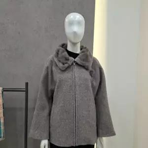 [꼼빠니아]밍크 카라 숏기장  루즈핏  코트 CAFW1-WCH510 KG