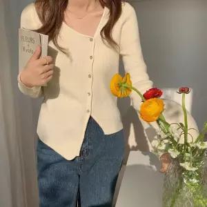 아르티 사선 버튼 울 골지니트 가디건 겨울 가을 여자 포인트가디건 데일리룩 데이트룩