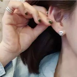SE128 여성 귀욤 무광 스마일 실버 이어링 여성 데일리 은귀걸이