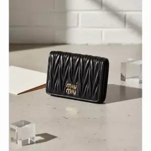 미우미우 마테라쎄 나파 가죽 여성 반지갑 5MV204 블랙
