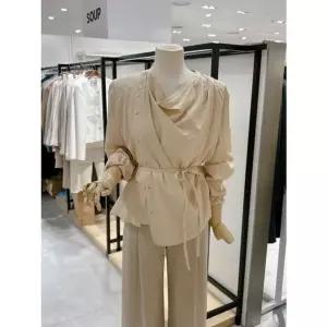 [갤러리아] [반에이크]드레이프 턱 스트랩 블라우스(VB63BLM103A)