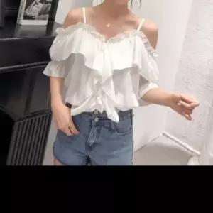 [SBD] 화이트 5부 블라우스 오프숄더 프릴 블랙