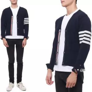 [롯데백화점]톰브라운 23FW 남성 사선 캐시미어 브이넥 가디건 MKC001A 00011 415 23F