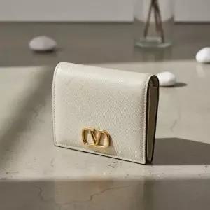 MUST IT_ 가라바니] 여성 시그니처 V로고 반지갑3W2P0R39 SNP I16