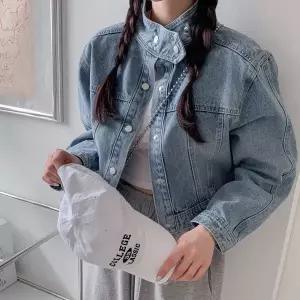 [하프클럽/]여자 피크닉룩 하이넥 버튼 연청 봄 크롭 면 청자켓