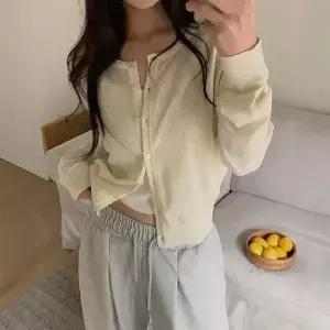 핫핑 [하트단추/초여름까지] 베디샤 라운드넥 소매핀턱 물결 펀칭 니트가디건