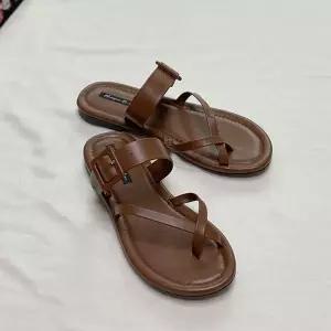 가죽 플랫슬리퍼 여름신발 데일리 엄지쪼리 발편한 KZk8+4JUw