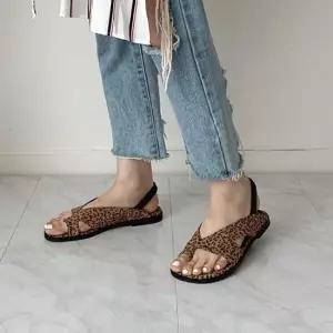 인기상품 경량 플랫 스트랩 샌들 발볼편한 여성 데일리화 6SS [WFM0H8I_260420]