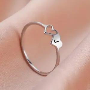 COOLTIME 여성용 이니셜 레터 링 스테인레스 스틸 AZ 벳 더블 하트 연인을위한 간단한 결혼식 선물