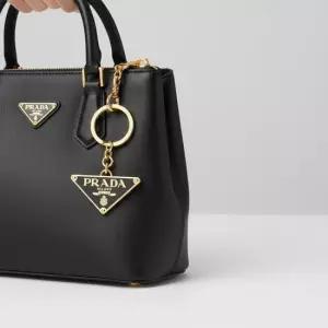 프라다 1PS057 66A F019F 트라이앵글 삼각 로고 키링 블랙 골드 배송