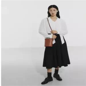 [NS홈쇼핑][헤지스ACC] HIWA6E312W2 뜨왈드주이 브라운미니 크로스백(내부파우치 분리가능)..