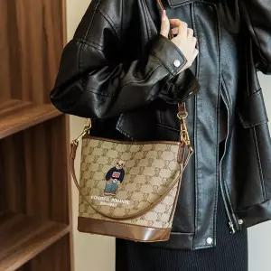 여성 숄더백 버킷백 파우치 가방 크로스백 곰돌이 데일리백