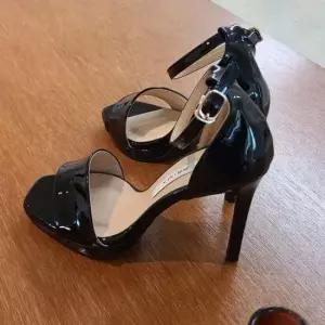 여성구두 국내제작 에나멜 가보시 발목 스트랩 샌들힐 킬힐Y