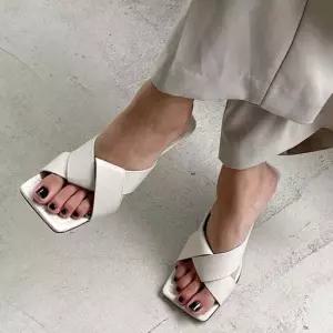 오너클랜 인기상품 슬리퍼구두 데일리 여름샌들 꼬임스트랩 스퀘어코 [WA2F97D_260421]