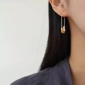 [옷자락]여자 옷핀 볼드 드롭 링귀걸이 놈코어 이어링