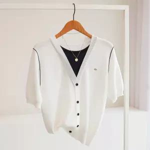 [잇수다] 프렐다 팬던트 배색 레이어드 루즈핏 버튼 반팔 니트