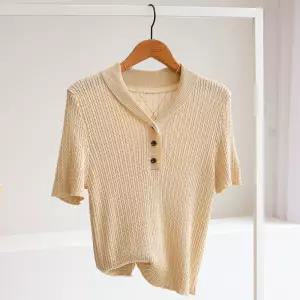 [잇수다] 하나엘 꽈배기 버튼 카라 반팔 니트