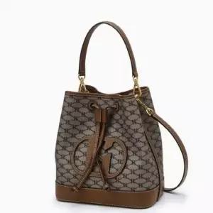 [NS홈쇼핑][헤지스ACC] H 레더 패치 시그니처 패턴 카키 버킷백 M HIBA5F113K2..