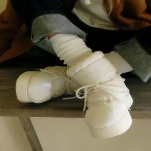 질 바이 질스튜어트 25FW [멜로우] 화이트 플랫폼 셔링 패딩부츠 JLSO5F855WT