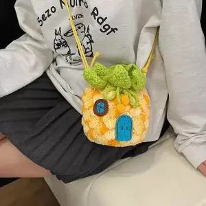천진반 여친 니트 가을 데일리룩 가방 미니백 러블리 파인애플 하우스 숄더백 크로스백 KUK3