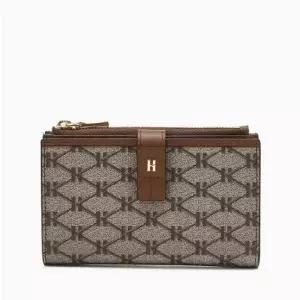 [NS홈쇼핑][헤지스ACC] HIWA6E884W2 헤리아토 브라운 시그니쳐 로고패턴 가죽 중지갑..