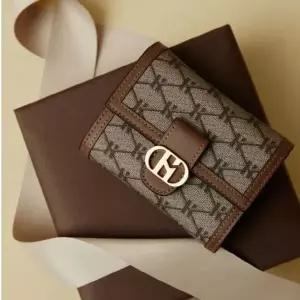[NS홈쇼핑][헤지스ACC] HIWA6E879W1 [헤리아토] 브라운 시그니처 패턴 가죽 반지갑..