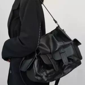 여성 숄더백 크로스백 토트백 블랙 PU 캐주얼 데일리 사이드 포켓백 프론트 넉넉한 수납백 정장 빅사이즈