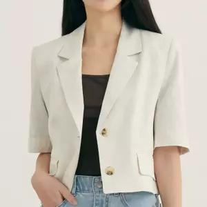 [로엠] 린넨라이크 반팔 크롭 자켓 (RMJKD25R56-T)