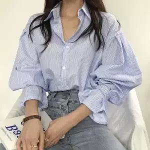 셔츠형 스트라이프 벌룬 소매 프릴 커프스 블라우스