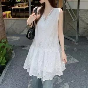 여성 민소매원피스 플라워 자수 펀칭 포인트 밑단 플레어 앞뒤 브이넥 원피스 미니멀