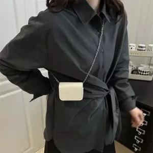 야무치 여성 여름 캐주얼 미니백 겸 솔리드 미니멀한 가방 데일리룩 체인 숄더 질감의 스퀘어백 KUK2